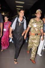 Akshay kumar snapped at the airport in Mumbai on 9th Nov 2012 (7).JPG